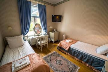 Фото номера Двухместный номер Manor с 2 отдельными кроватями Отель Karolineburg Manor House Hotel г. Каяани 3